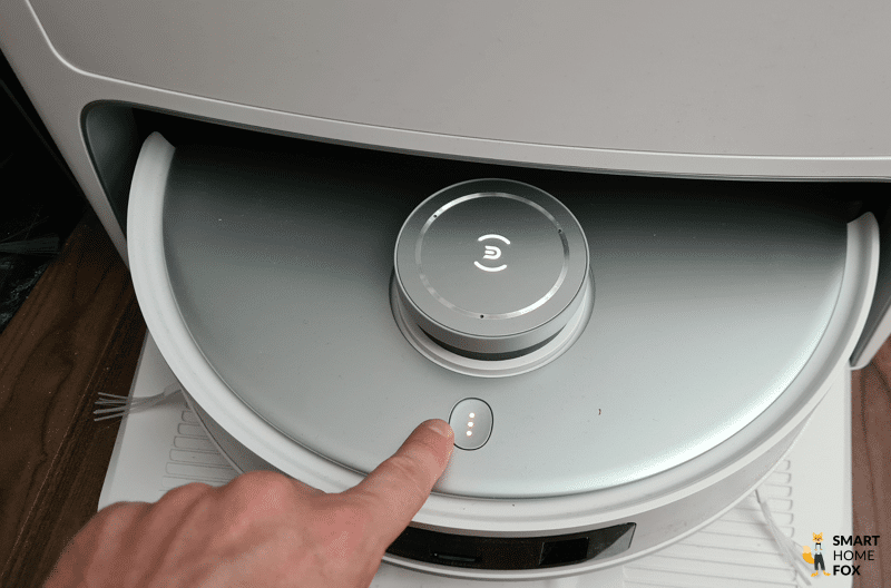 Die Steuerungstaste auf der Oberseite des ECOVACS DEEBOT T20 OMNI ist zu sehen.